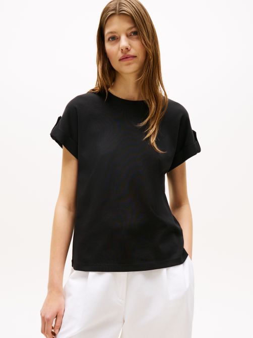 تيشيرت بياقة دائرية وأزرار ذهبية