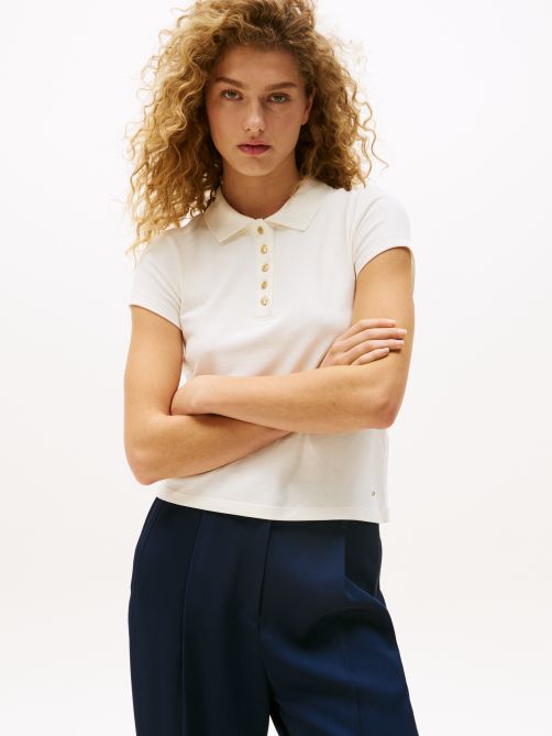 قميص بولو بقصة ضيقة وأزرار ذهبية