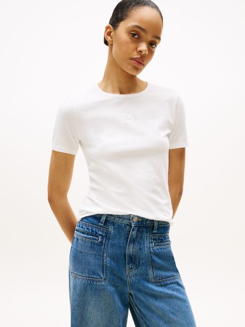 تيشيرت بقصة ضيقة وأكمام قصيرة