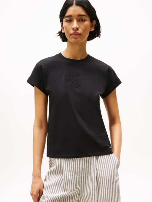 تيشيرت بلون موحد مطرز بالشعار 