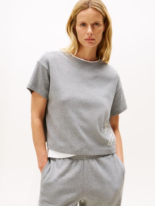 تيشيرت مريح بطبعة الشعار