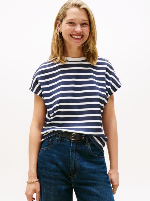 تيشيرت بأزرار ذهبية عى الكتفين