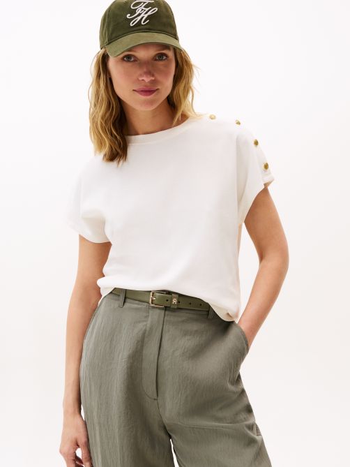 تيشيرت بأزرار ذهبية عى الكتفين