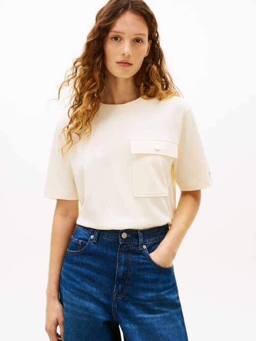 تيشيرت بقصة مريحة مع جيب وأزرار ذهبية اللون