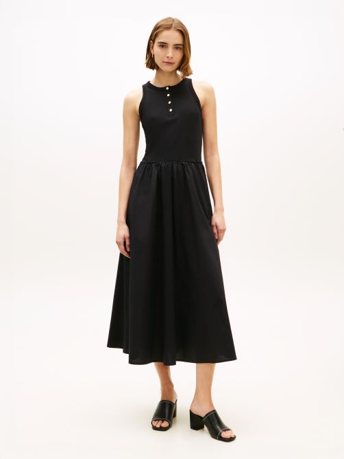 فستان ماكسي بدون أكمام مزين بأزرار ذهبية