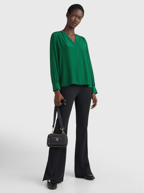 بلوزة برقبة على شكل V