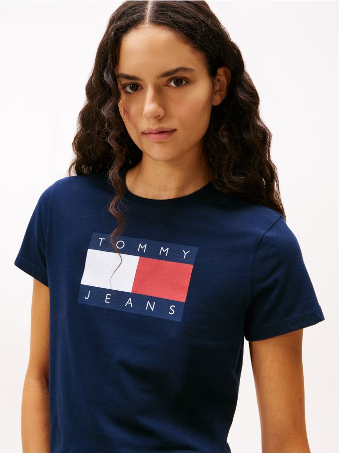 flag badge tommy jeans metallic flag tee