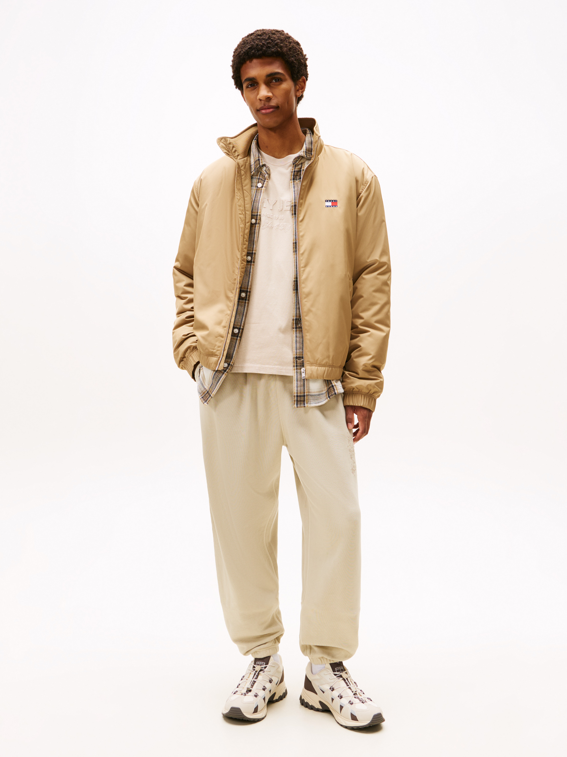 بنطلون رياضي مريح بلون موحد ومزين بالشعار