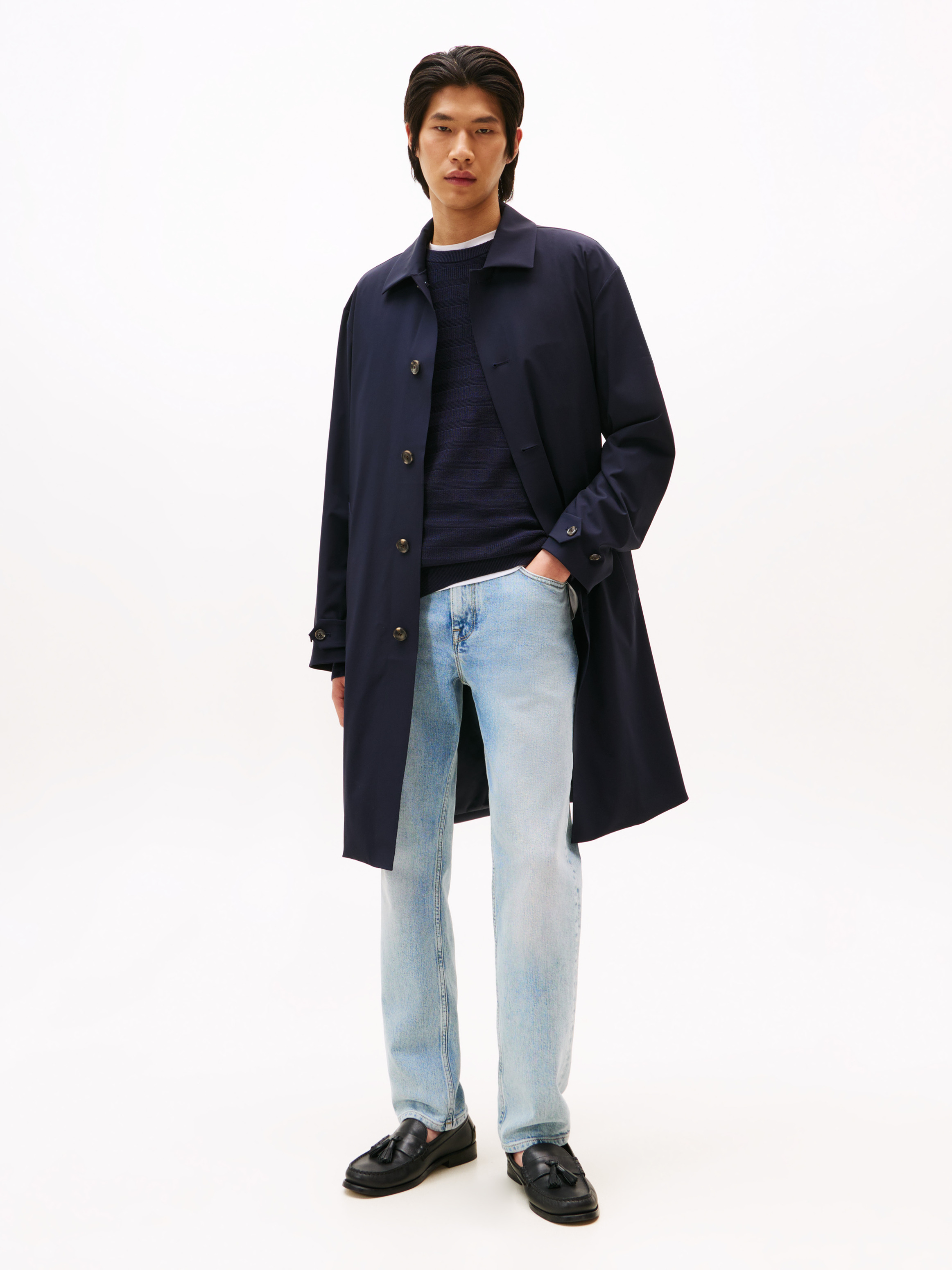 بنطلون جينز بقصة مستقيمة وأجزاء باهتة